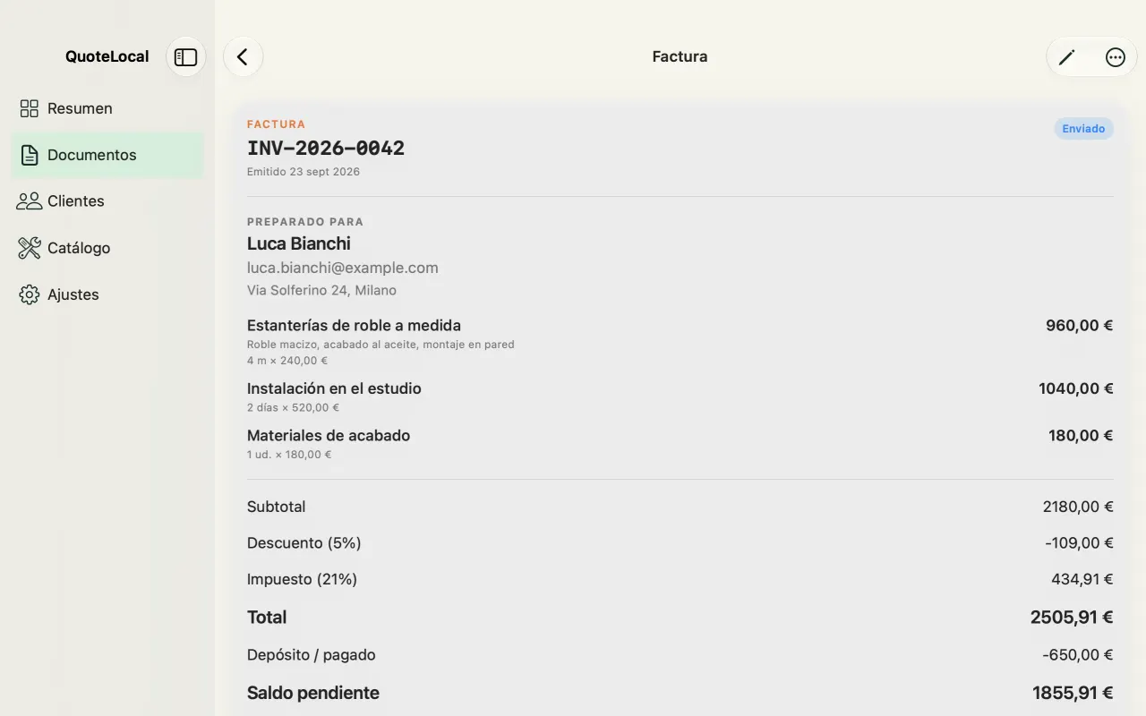 Detalle de una factura en QuoteLocal para Mac con partidas y total